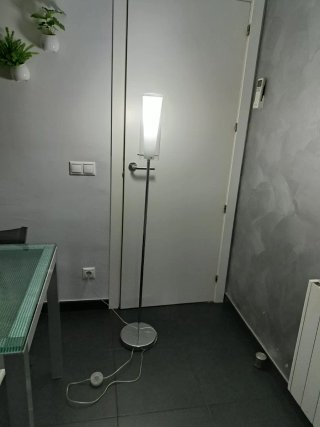 Lámpara de pie moderna cromada