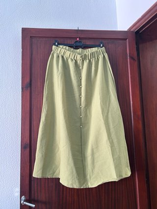 Top y falda verde con botones
