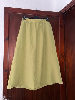 Top y falda verde con botones