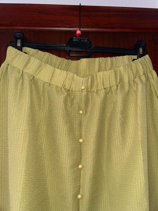 Top y falda verde con botones