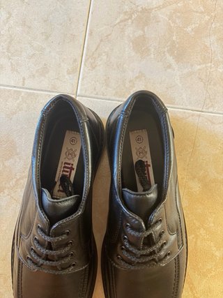 Zapatos de vestir negros para hombre.