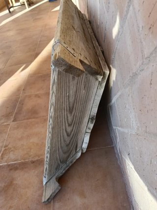 Artesa antigua de madera y metal