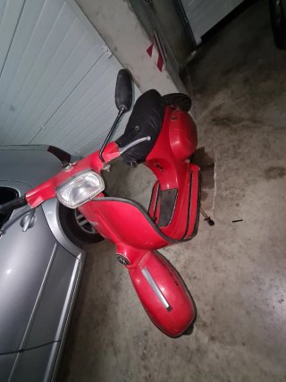Vespa PK 75 Roja
