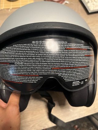 Casco Moto Gris con Visera