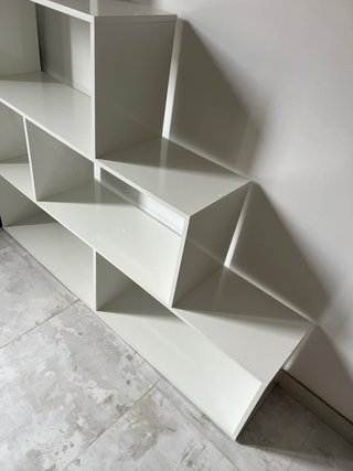 Estantería blanca tipo escalera