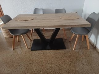 Mesa de comedor moderna de madera
