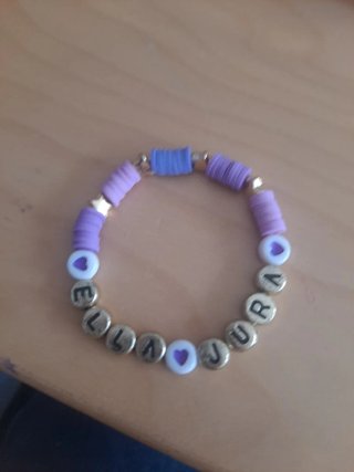 Pulsera Ella Jura con cuentas moradas y doradas