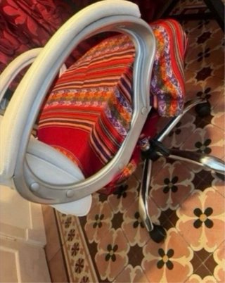 Sillón de oficina blanco y plateado