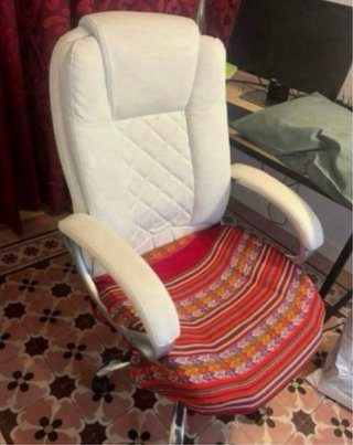 Sillón de oficina blanco y plateado