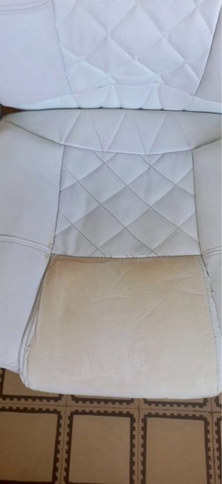 Sillón de oficina blanco y plateado