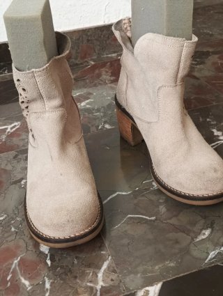 Botines de piel Beige con Detalles Calados