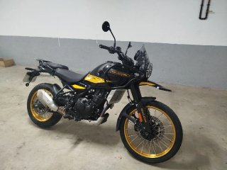 Royal Enfield Himalayan 450 Negra/Dorada