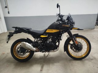 Royal Enfield Himalayan 450 Negra/Dorada