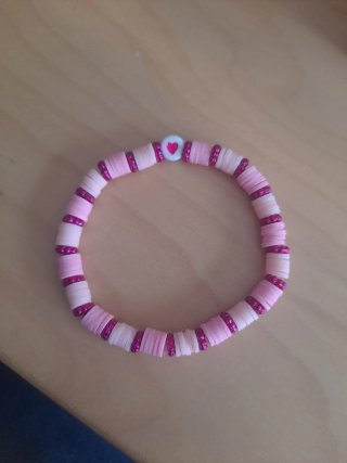 Pulsera de cuentas con corazón rosa