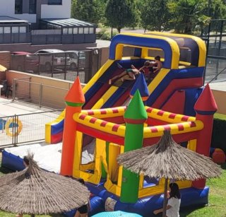 Castillo hinchable con tobogán