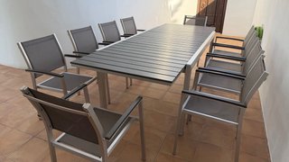 Mesa extensible exterior con 10 sillas