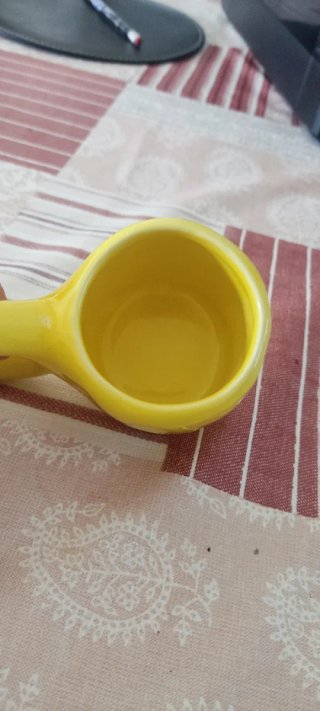 Chávena amarela em cerâmica