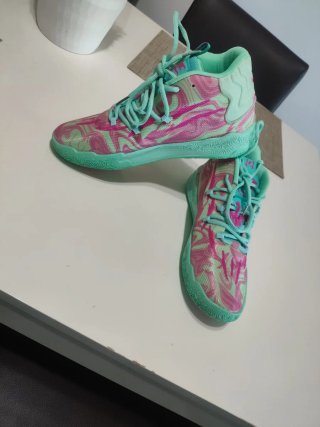 Zapatillas de baloncesto multicolor. LaMelo bal