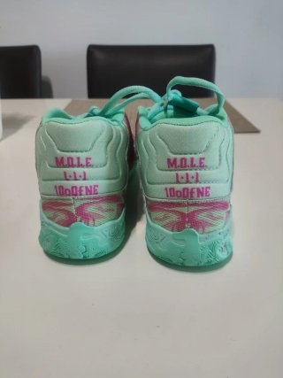 Zapatillas de baloncesto multicolor. LaMelo bal