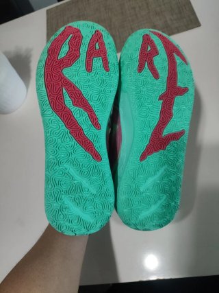 Zapatillas de baloncesto multicolor. LaMelo bal
