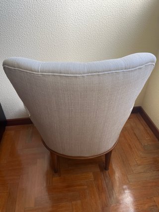 Butaca pequeña beige y marrón