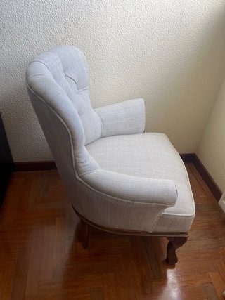 Butaca pequeña beige y marrón