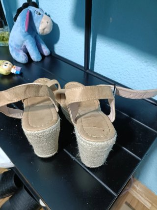 Sandalias cuña beige y marrón