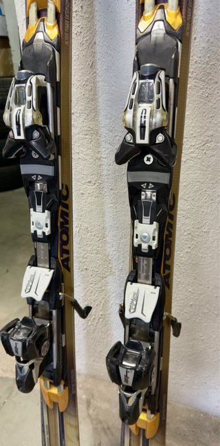 Esquís Atomic Metron B5 con bastones