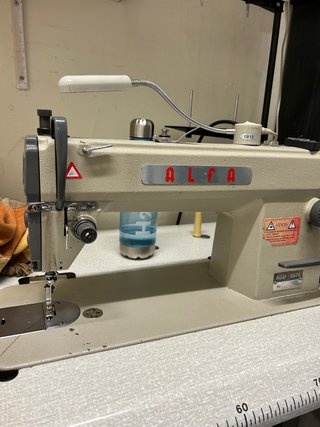 Máquina de coser Alfa plana con mesa