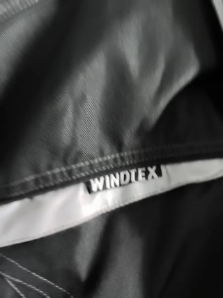Chaqueta de moto negra con coderas y hombreras