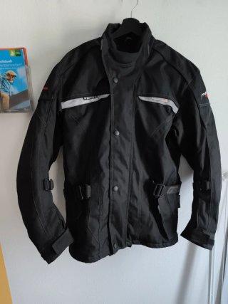 Chaqueta de moto negra con coderas y hombreras