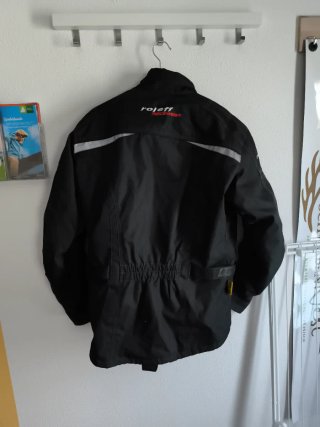 Chaqueta de moto negra con coderas y hombreras