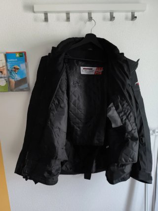 Chaqueta de moto negra con coderas y hombreras