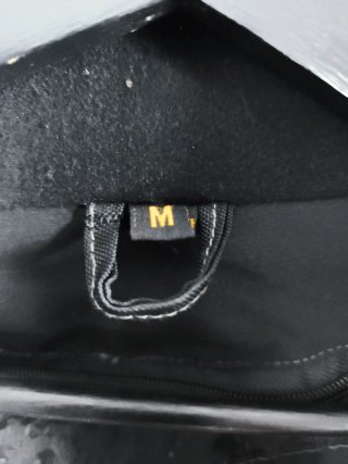 Chaqueta de moto negra con coderas y hombreras
