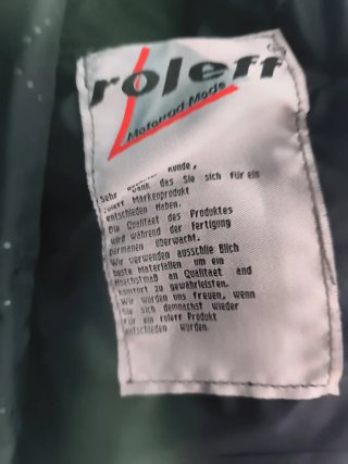 Chaqueta de moto negra con coderas y hombreras
