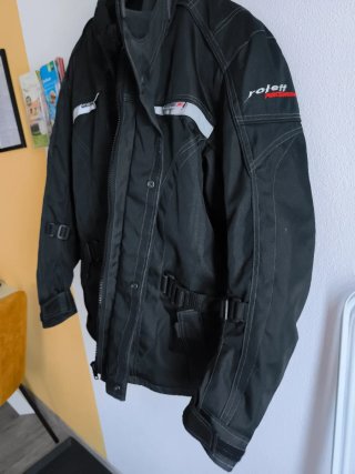 Chaqueta de moto negra con coderas y hombreras