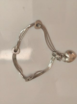 Pulsera de plata con corazones
