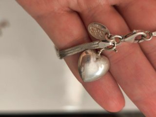 Pulsera de plata con corazones