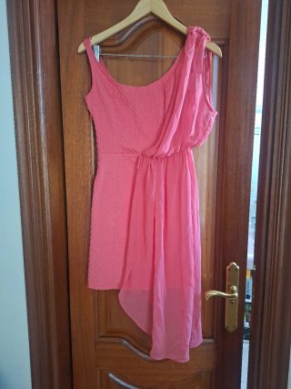 Vestido Bershka fiesta color coral.
