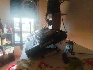 Numark Mixtream Pro Go + Altavoces
