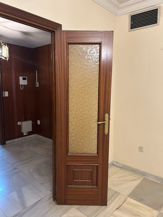 Puerta madera y cristal