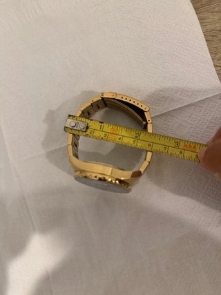 Reloj con flor de loto central dorado