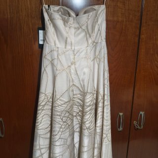 Vestido de ceremonia beige y dorado sin estrenar