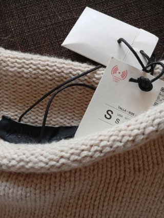 Jersey de punto beige talla S. Abrigoso.