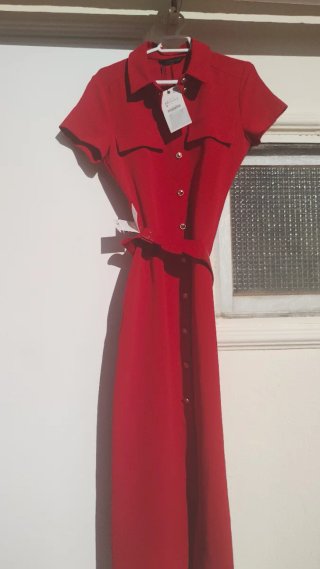 Vestido midi rojo con cinturón