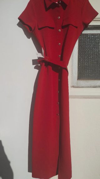 Vestido midi rojo con cinturón