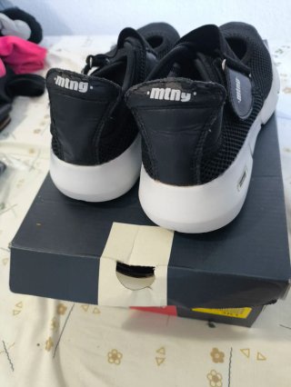 Botines negros de malla con velcro