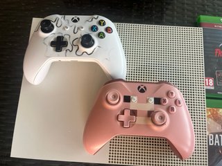 Xbox One S + 8 juegos + 2 mandos!!