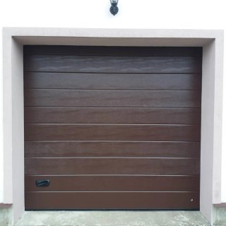 Puerta de garaje seccional marrón