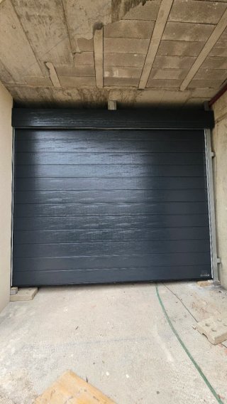 Puerta de garaje seccional marrón
